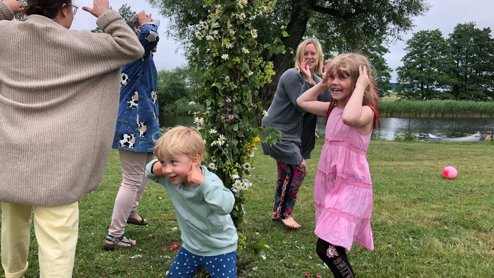 Årets nationaldag som infaller just idag, Midsommarafton, firas i frihet, men även friheten har sina gränser. Något grodkvackande runt stången blir det inte för mig. (Arkivbild)