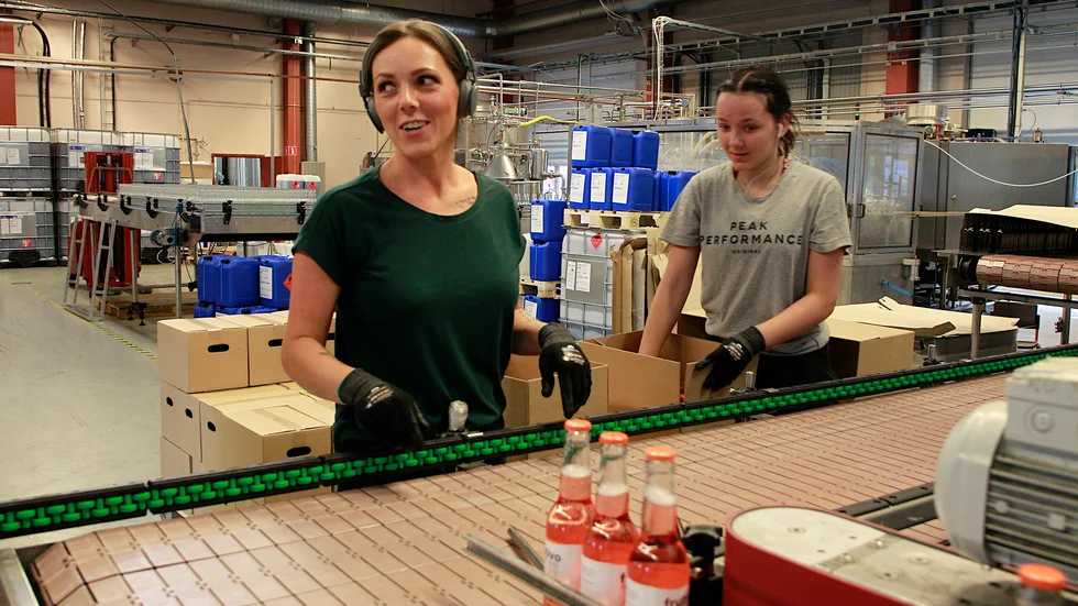 Izabela och Dominika står vid löpande bandet på Nyckelbryggerier och paketerar vinerna.