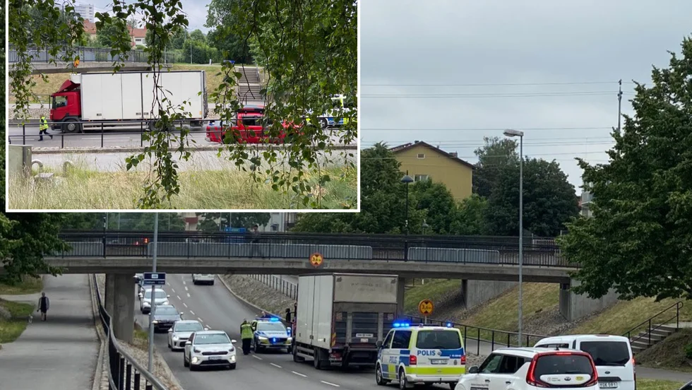 Den första lastbilen kunde backa ut från viadukten med hjälp av polisen. Förare, bro och fordon klarade sig utan skador.