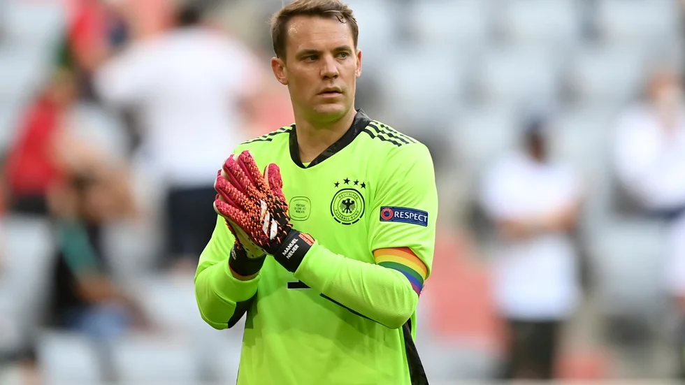 Tysklands målvakt Manuel Neuer bar en regnbågsfärgad armbindel till stöd för HBTQ-rättigheter under matcherna i fotbolls-EM.
