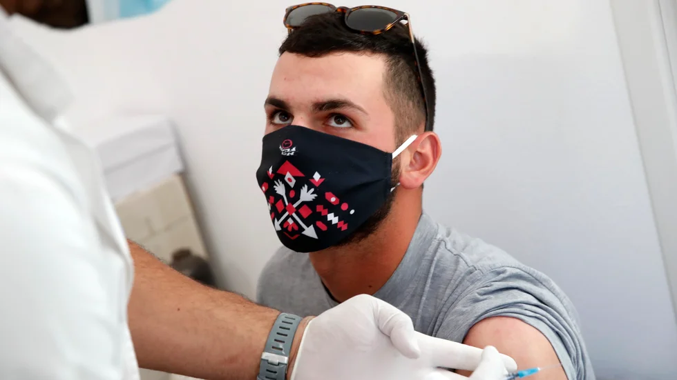 Christos Nomikos, 20, vaccinerar sig på ön Schinoussa i Grekland.