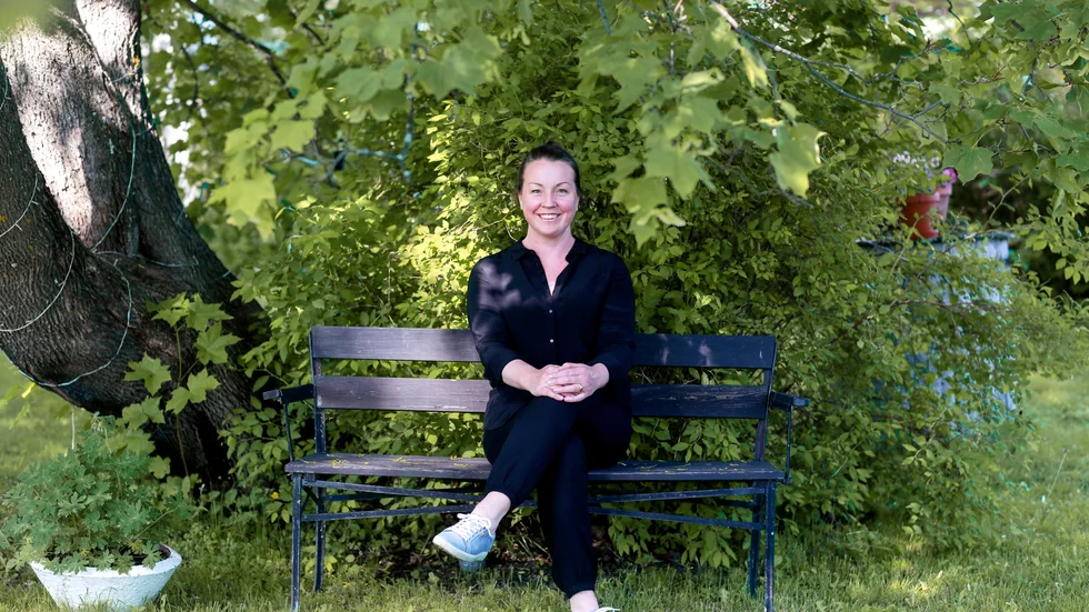 Tina N Martin har en underbar trädgård vid familjens hus med utsikt över älven i Boden, men i takt med hennes framgångar som författare har just odlingen fått stå tillbaka sommaren 2024. "Men jag och min man har hittat ett nytt intresse. Vi plockar svamp. Jag har aldrig tidigare varit så mycket i skogen", säger hon.