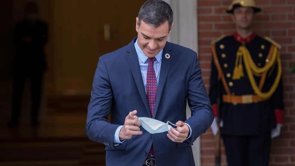 Spaniens premiärminister Pedro Sánchez, liksom resten av landets invånare, slipper bära munskydd utomhus från och med nästa helg. Bilden är från Madrid i juli förra sommaren.