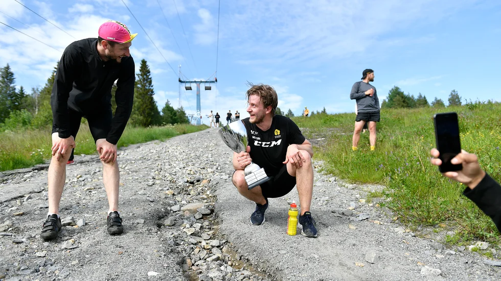 Melker Karlsson, till vänster, vann cykelklassen och hemvändaren Jonathan Pudas tog hand om pokalen efter Andreas Wingerlis fyra raka segrar.