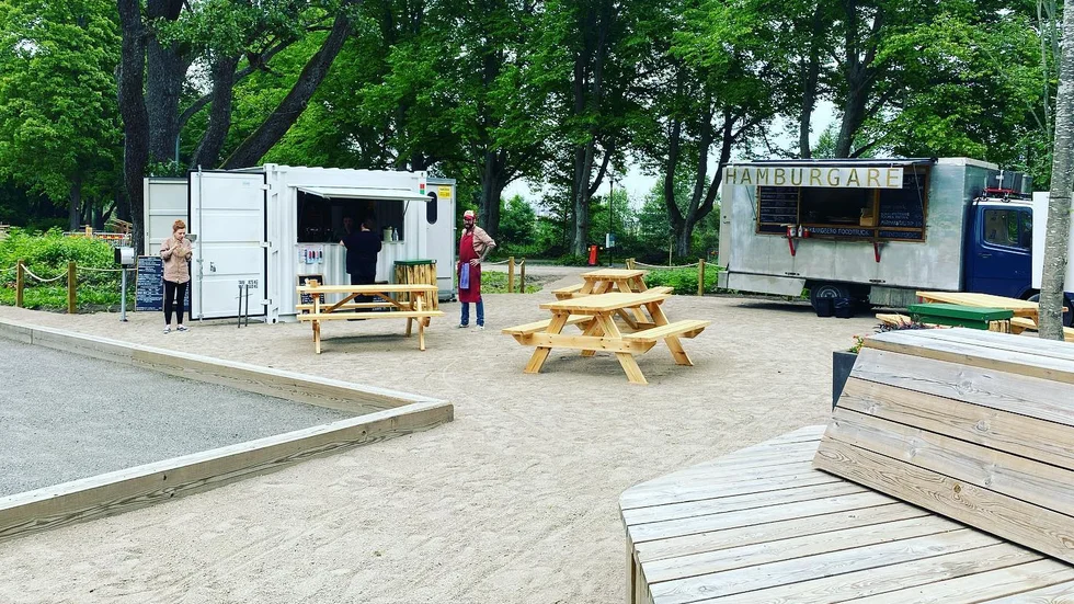Frick & Hagberg har öppnat en sommarkrog vid boulebanorna i Ulleråker, som ligger intill Fyrisån.