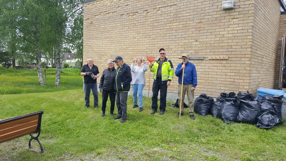 Ralf, Monica, Bengt, Bibbi, Eric, Snodde (Rolf), Torsten och Stina har fixat till boulebanorna i Råneå.