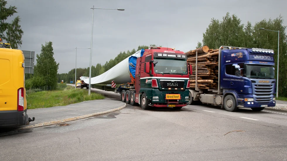 Trots begränsad framkomlighet kunde lastbilar passera.