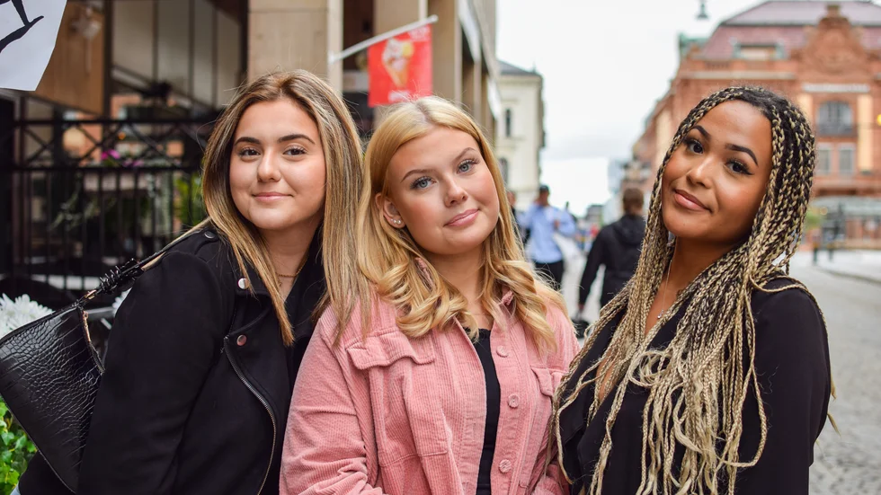 Från vänster: Natali Collins, 18 år, Jennifer Manukyan, 18 år och Maya Stigsson, 17 år.