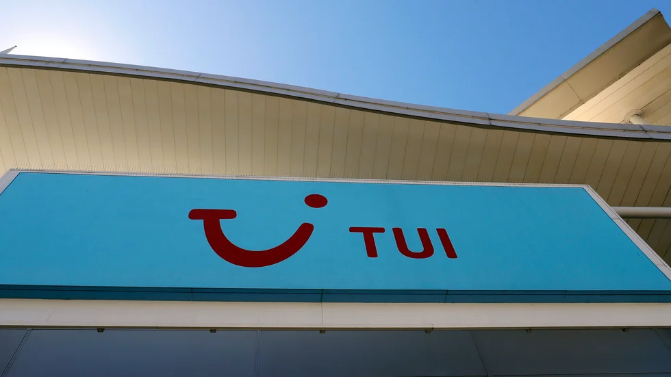Resejätten TUI fortsätter att blöda, trots en rejäl återhämtning jämfört med i fjol.