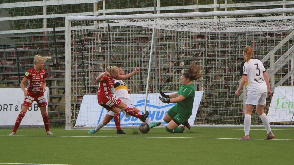 Så här nära var Edith Åhlund och Matilda Berglund att få in ett segermål för Piteå IF:s F19-lag.
