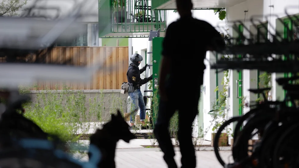 Hundpatrullen avvaktar insatsstyrkan.