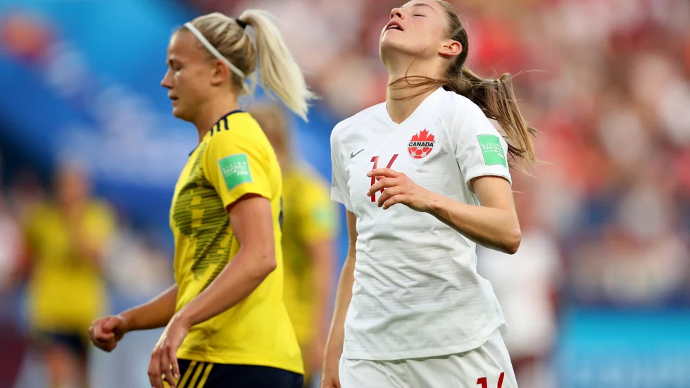 Kanadas Janine Beckie, till höger, och Sveriges Hanna Glas, under VM-åttondelsfinalen 2019. Arkivbild.