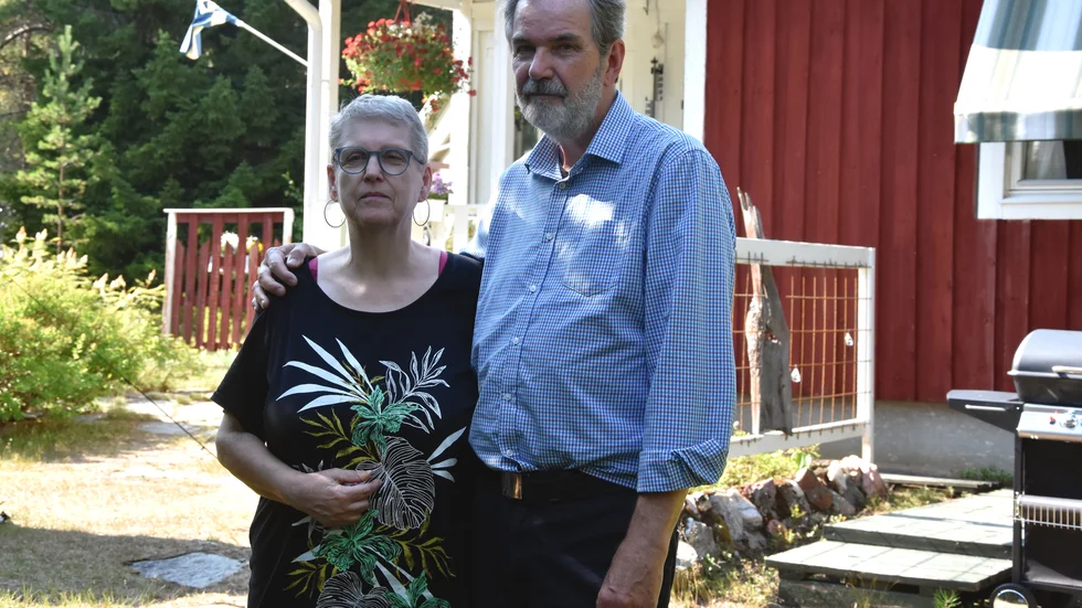 Gunilla och Dick Karlsson är omgivna av ett fantastiskt djurliv med allt från insekter de inte sett någon annanstans till fåglarnas skönsång inpå knuten och ett stenkast bort finns den i alla tider så uppskattade stranden. ”Den här platsen är och har alltid varit viktig för vår familj” säger de.