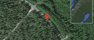 En personbil i singelolycka på väg 571
