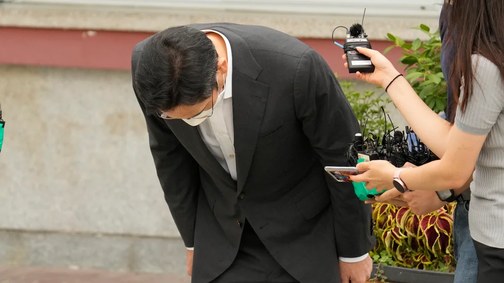 Lee Jae-Yong bugar inför reportrar utanför fängelset.