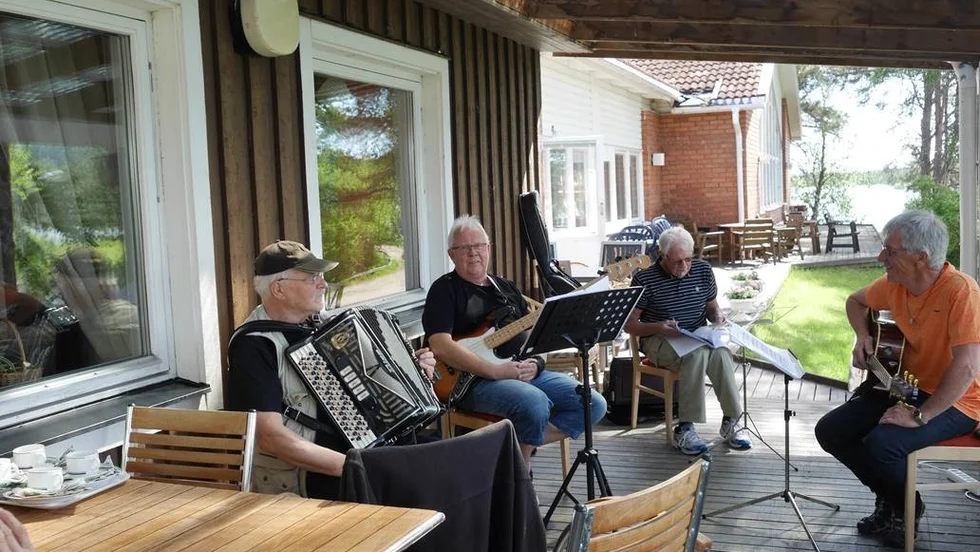 Tillställningen skedde ute på Altanen på Vaukagården/Tallbacken, där boende bjöds på kaffe och fika. 