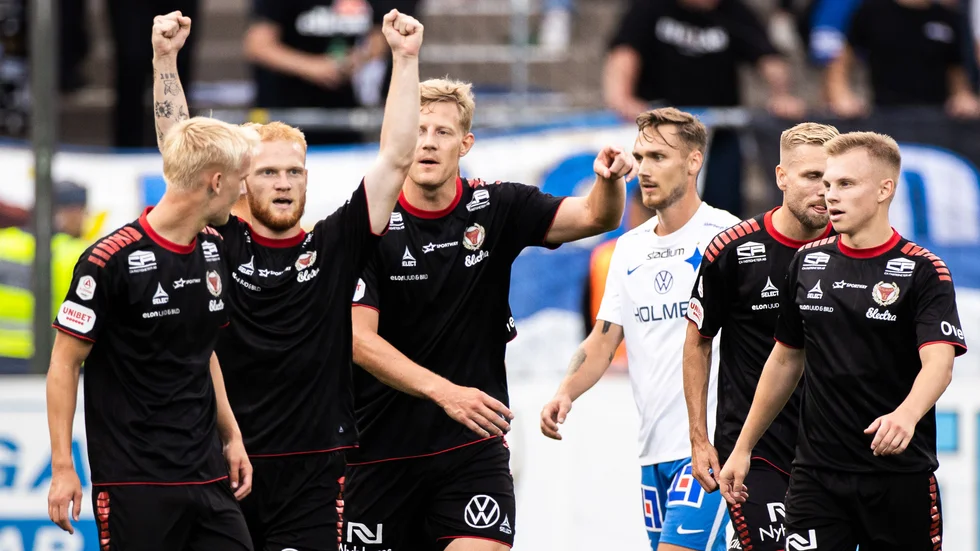 Nils Fröling med armarna mot himlen efter att han sköt Kalmar i ledning. Gästerna leder med 1-0 i halvtid.