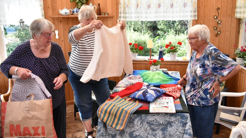 Elisabeth Kjellén, Birgitta Fredriksson och Carita Gustavson packar upp hantverk som medlemmar och utomstående skänkt till lotterivinster och försäljning på 140-jubileet.