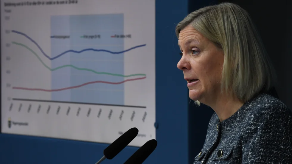 "Nu måste det för socialdemokraterna åter bli en huvuduppgift att se till att försvara den demokratiskt styrda välfärden, skala bort orättvisorna och jämna ut ojämlikheten", skriver insändarskribenterna.