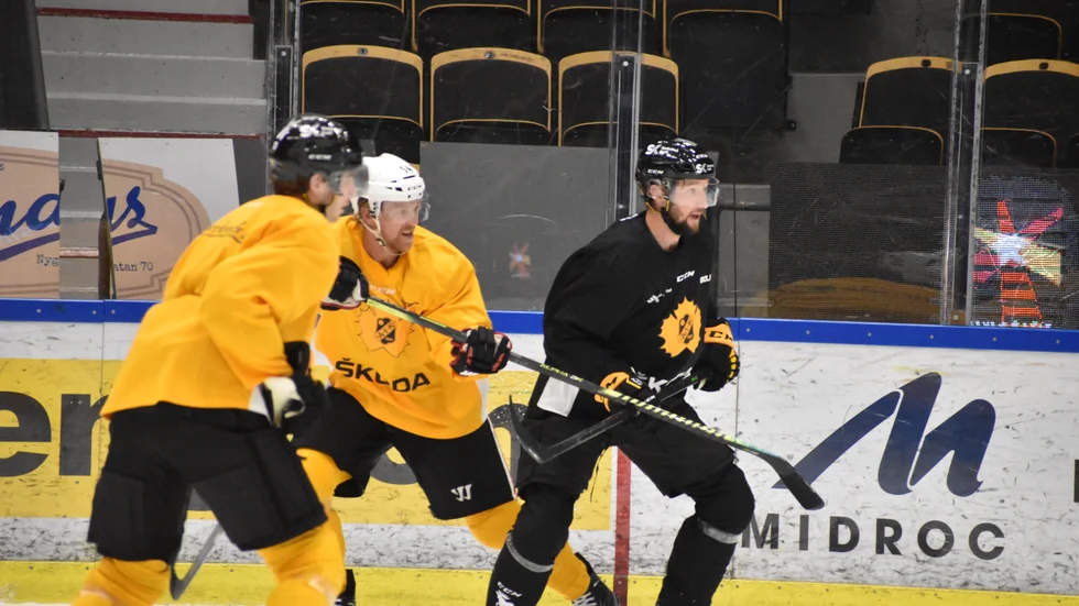 Melker Karlsson i kamp med Adam Larsson