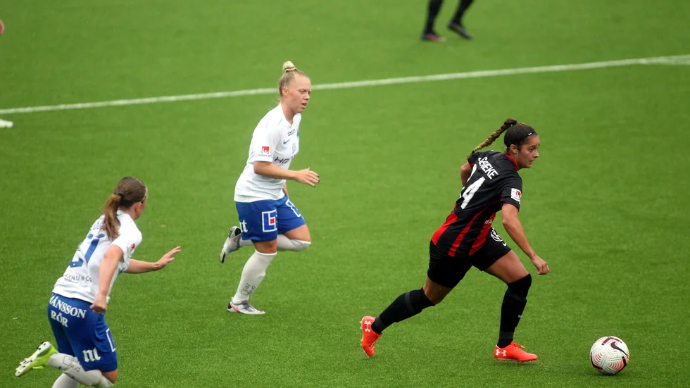 Det blev, åtminstone innan paus, en hel del löpa och jaga utan boll för Camilla Olsson och hennes nya lagkamrater i IFK Norrköping.