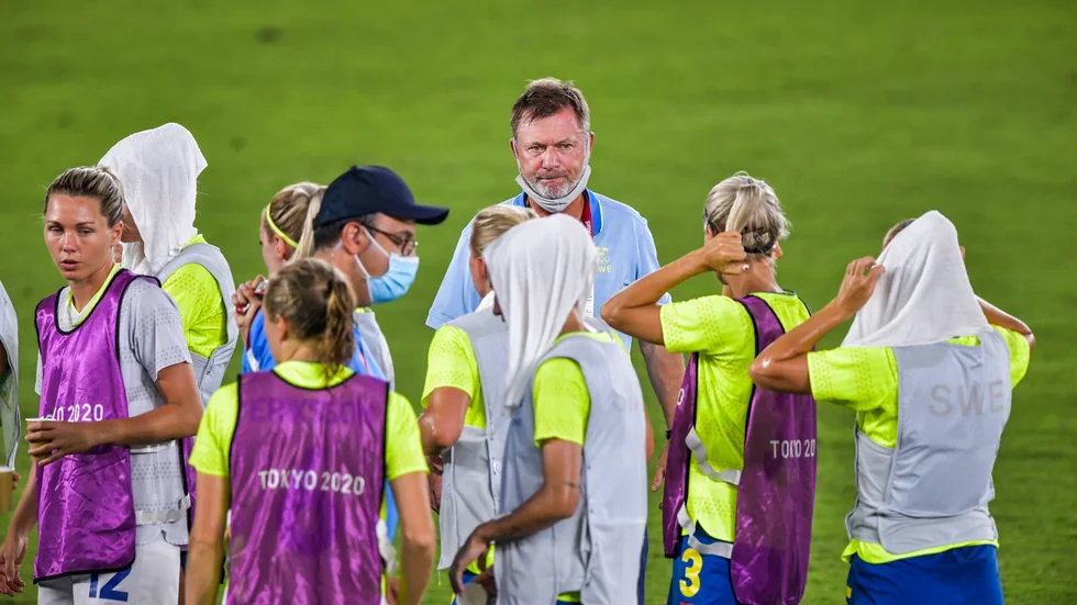 Peter Gerhardsson, Sveriges förbundskapten, med sitt landslag under OS-finalen mot Kanada.