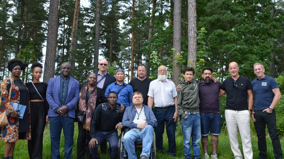 Boxarna och andra nära och kära sade adjö till Nelson Adoko vid en minnesstund på tisdagseftermiddagen. Fr v: Sabina Kinywa, Tamara Atieno, Lando Barros, Florence Odur, Jonny Gustafsosn, Sack Andersson, Frank Uller, Matti Hyytiäinen, Nicolas Garcia, Paulo Garcia, Karl-Magnus Uller och Rickard Karlsson. Sittande Abiola Laiyente och Tapani Surakka.
