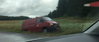 Skåpbil körde av vägen utanför Mjölby efter oljeläckage