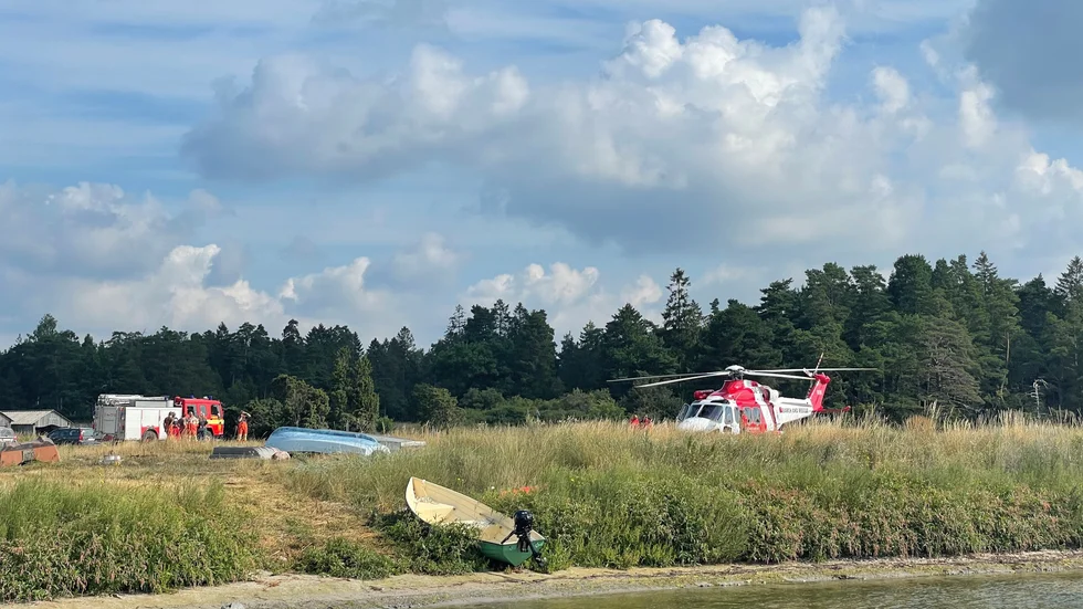 Helikoptern bärgade kvinnan till ambulanspersonalen.