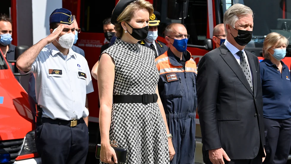 Belgarnas kung Philippe (till höger) med drottning Mathilde (i mitten) under tisdagens tysta minut för offren i översvämningskatastrofen i östra Belgien.