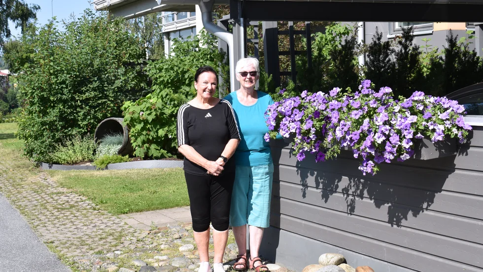 Margareta Berggren och Birgitta Enqvist är stolta över arrangemanget med en tunna i bakgrunden, samt de fina lila surfinorna. 