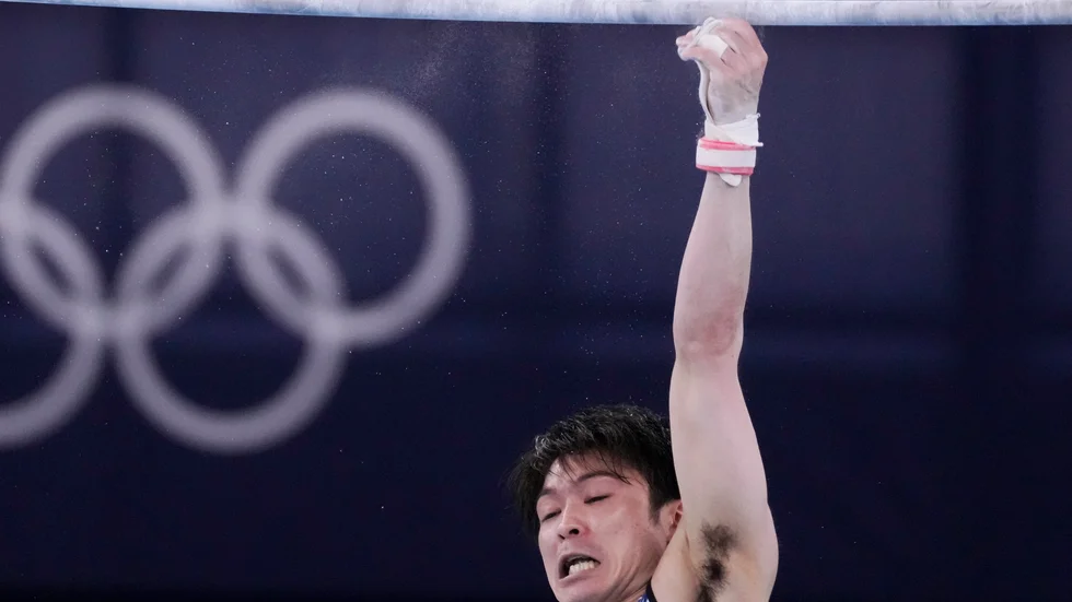 Kohei Uchimura missar finalen i barr efter att ha tappat greppet.