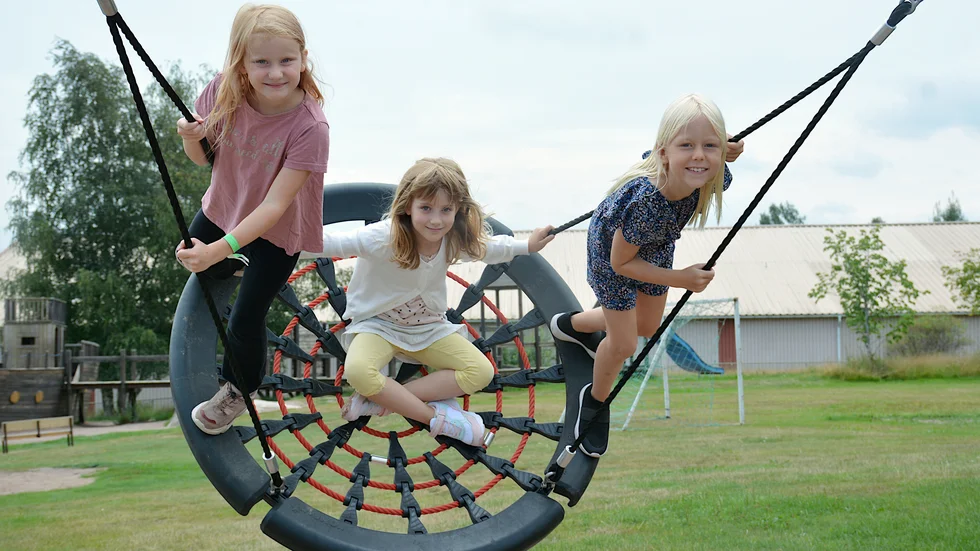 Den nya "kompisgungan" är en av höjdarna på skolgården, tycker flera av barnen på sommarlovsfritids.