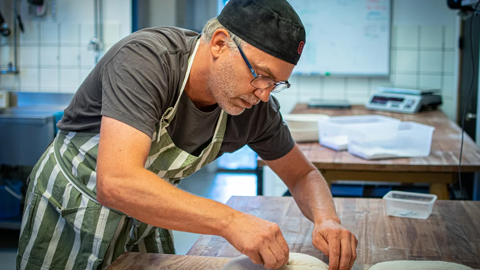 “Man sätter degar, formar dem och låter de stå i kylen och gotta sig. Sen gräddar man dem dagen efter. Det finns en spänning i att se om de blir bra, hur de doftar och vad smaken blir”, säger Jacob Hedenskog.