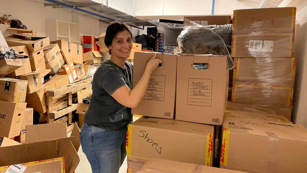 Parthena Hantzaridou arbetar i ideella föreningen Refugee reliefs lager i centrala Stockholm. Allt som samlats in packas i flyttkartonger och ställs på pallar.