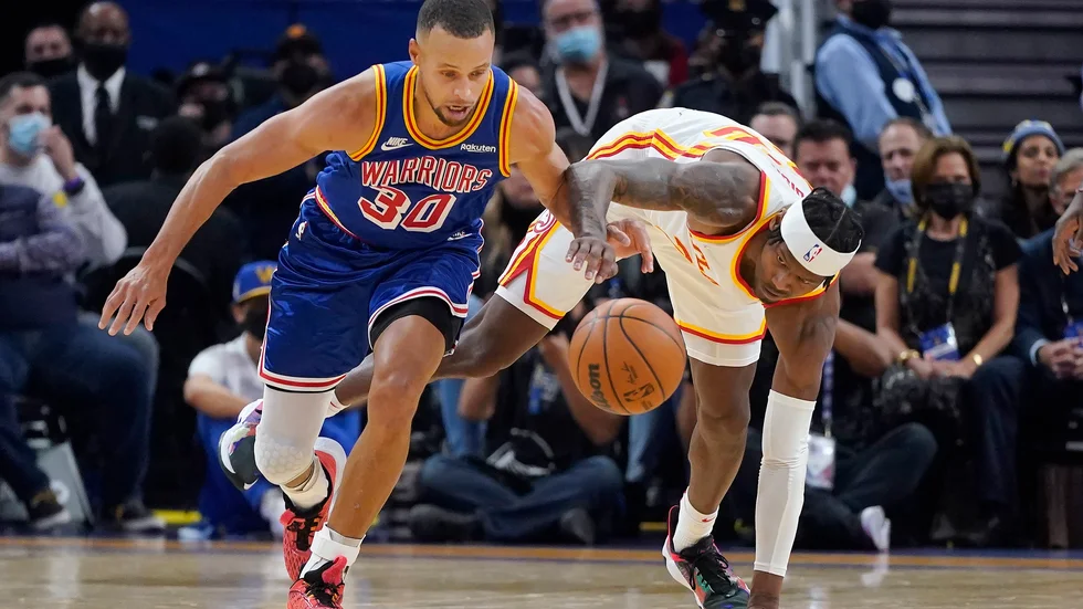 Golden States Stephen Curry, till vänster, i matchen mot Atlanta.