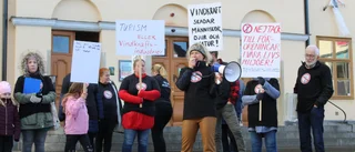 De demonstrerade mot vindkraft • "Det är dags att man lyssnar på folket" • Samlades på Stora torget i Västervik