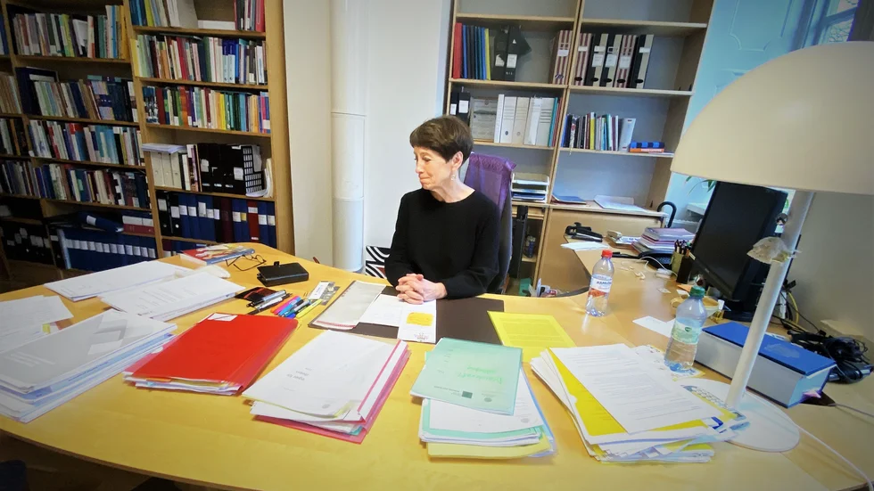 Anna Singer, professor i civilrätt och barnrättsexpert vid Uppsala universitet, ska utreda de svenska adoptionssystemet från 50-talet till i dag, söka efter oegentligheter och klarlägga ansvar. "En krävande uppgift" säger hon själv.