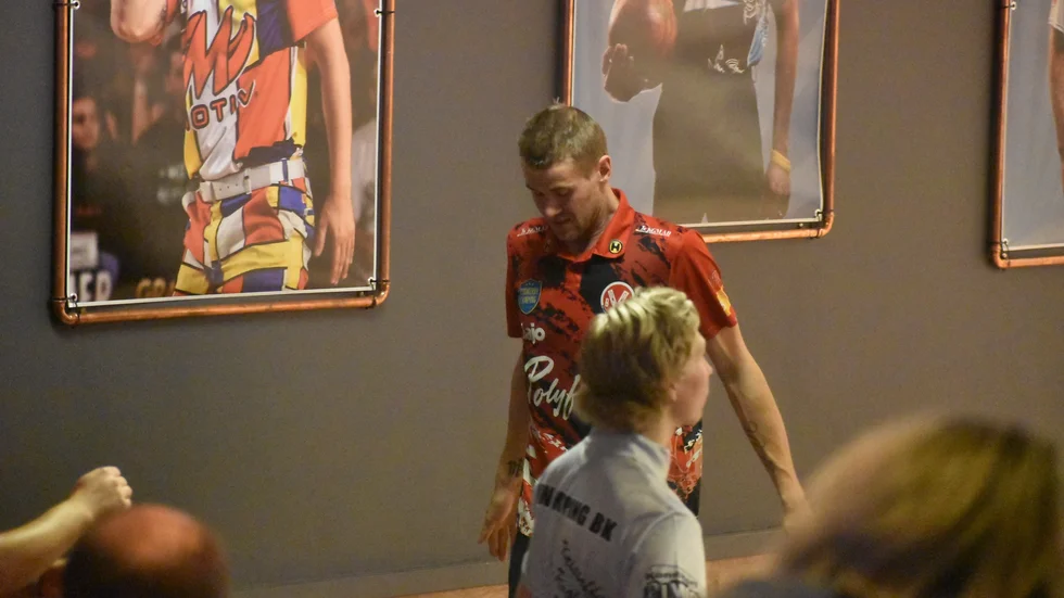 Jobbigt. Isac Wall och Vimmerby BK föll tungt efter att ha varit på väg mot seger. 