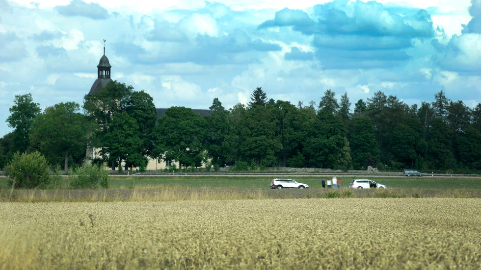 Polis och vittnen besökte platsen där den mördade hittades dagarna efter fyndet.
