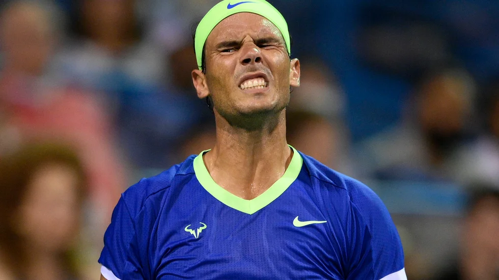 Rafael Nadal grimaserar under en av de två matcher han hann spela i USA i augusti innan fotskadan åter satte stopp för spel.
