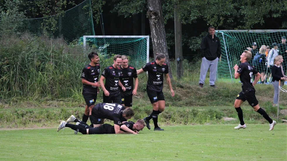 Jubel i Ljungsbro efter kvitteringsmålet.