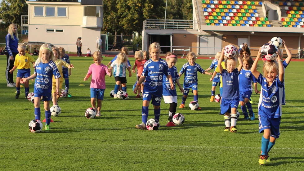 DFK Värmbol har redan många ungdomar i flickfotbollen. Men det finns plats för fler, och för att alla ska få chansen att spela startar nu klubben Kompisfonden.