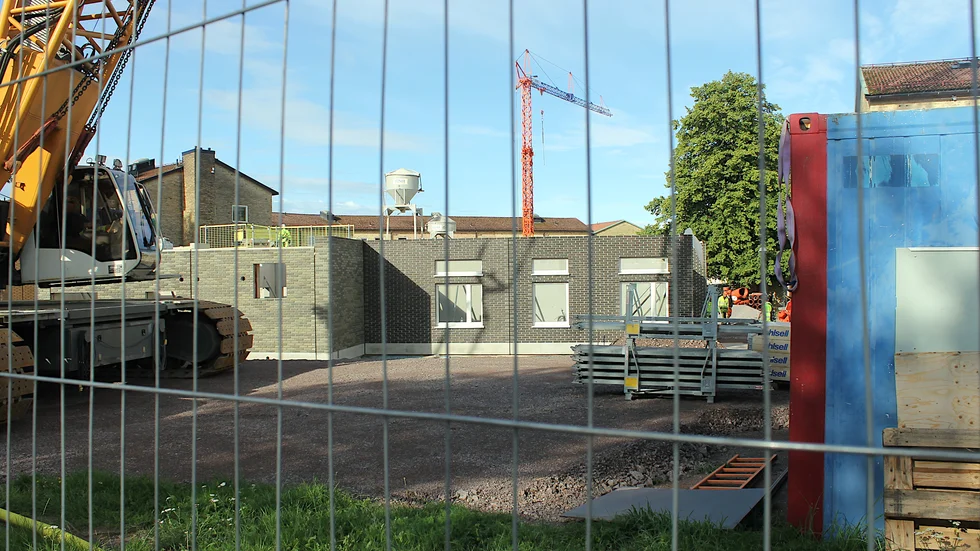 En våning i veckan levereras och monteras på höghuset i kvarteret facklan. Om 15 veckor ska de vara i topp.