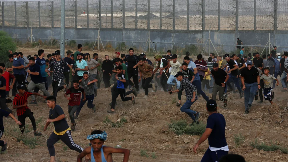 Demonstranter i Gaza beskjuts med tårgas av israeliska säkerhetsstyrkor efter våldsamma protester.