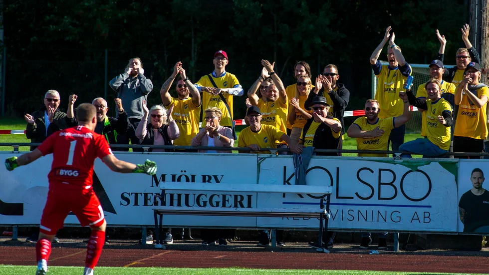 Mjölby AI:s målvakt Axel Lundquist jublar framför sin hemmapublik efter derbysegern, 2-1, mot Motala AIF. "Mjölbyfotbollen är het och även små städer kan skapa drag", skriver Jens Bollius.