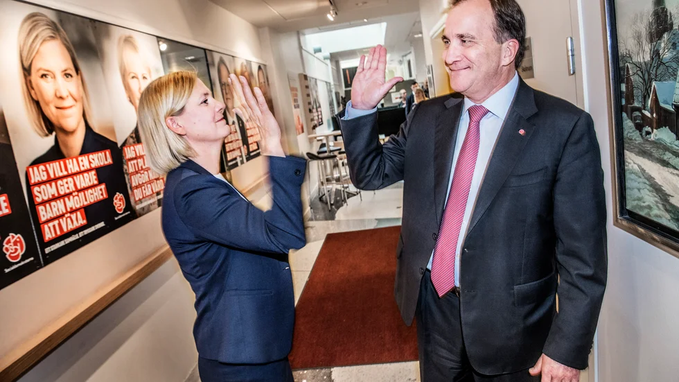Finansminister Magdalena Andersson och
statsminister Stefan Löfven gjorde en high five efter att de presenterat Socialdemokraternas valmanifest 2018 där bland annat "familjeveckan" ingick.