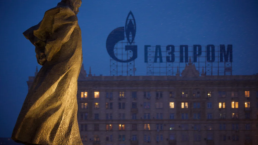 Gasexporten från Gazprom (i bakgrunden) har delvis strypts, vilket driver på en redan allvarlig energikris ännu mer.