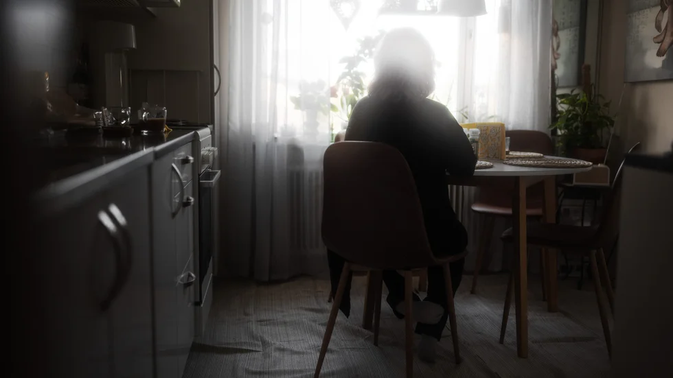 Lena är mamma till två söner som i tidig ålder blev kriminella. Hon är ständigt orolig och på sin vakt. 