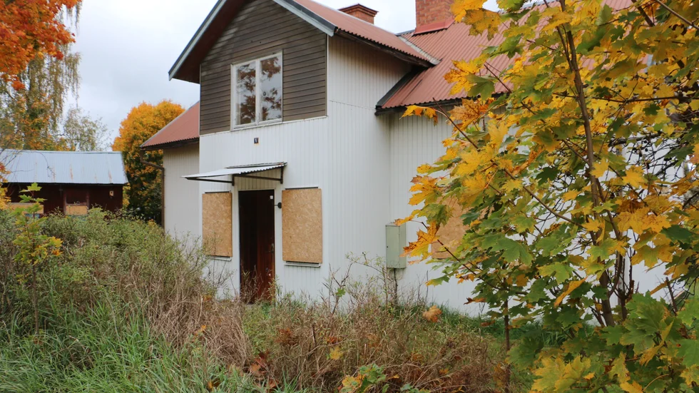 Igenvuxet. Förspikade fönster. Kommunen har köpt in objektet för att komma över tomten. Ett av de övergivna husen som finns med på kommuenns lista.